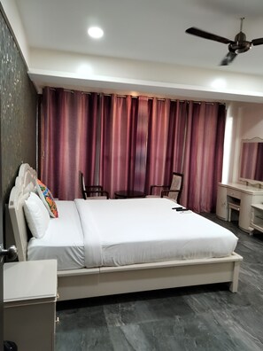 Deluxe Double Room | Meja, ruang kerja komputer riba, Wi-fi percuma, cadar katil 