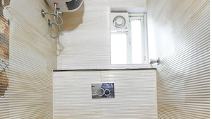Bathroom - Frazer Suites (Bengaluru)