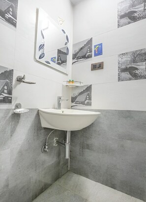 Deluxe Double Room | Bathroom | Shower, free toiletries, towels, soap - Frazer Suites (Bengaluru)