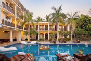 10 outdoor pools - Peacock Beach Resort & Spa (Hambantota)