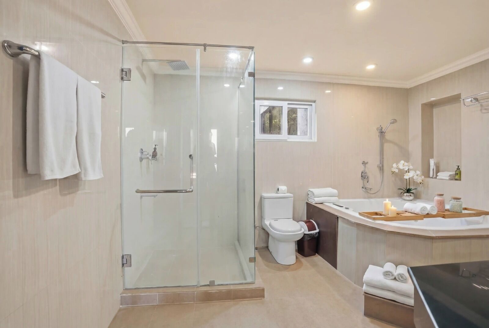 Chuveiro, toalhas de banho, sabonete, shampoo