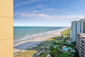 Ein Hotel mit Blick auf Strand und Meer.