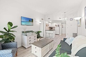 Eine moderne Wohnung mit Küche, Essbereich und Wohnzimmer.