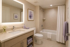 Ein Badezimmer mit Waschbecken, Toilette, Badewanne und Duschvorhang.