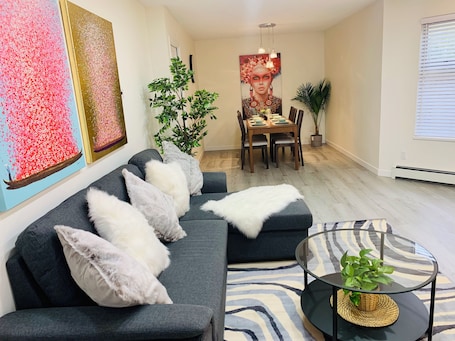 Living area. Spacious 3BR House Near Downtown / Free Parking