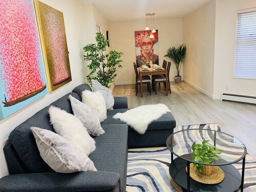 Spacious 3BR House Near Downtown / Free Parking