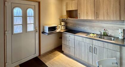 Amselnest im Binzer Waldhof – ruhig & zentral mit überdachter Terrasse