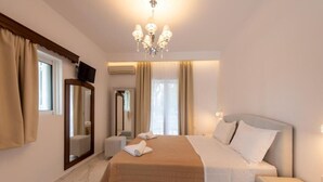 Phòng đôi hoặc 2 giường đơn, ban công, quang cảnh sân vườn | Màn/rèm cản sáng, phòng cách âm, bàn ủi/dụng cụ ủi quần áo 