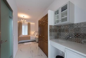 Chambre Double ou avec lits jumeaux, balcon, vue cour intérieure | Salle de bain