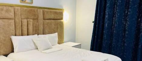 Cortinas blackout, tabla de planchar con plancha y wifi gratis