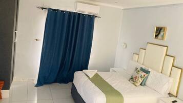 Cortinas blackout, tabla de planchar con plancha y wifi gratis