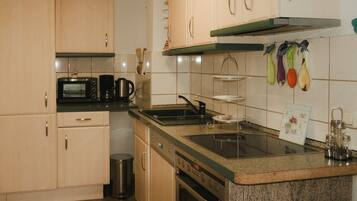Coffee/tea maker, fridge, oven, stovetop