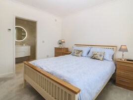 5 bedrooms, WiFi (free), individually decorated, individually furnished