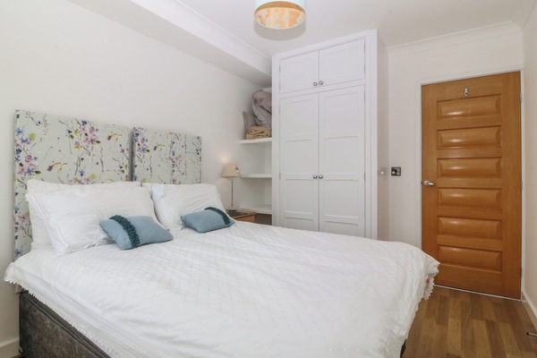 5 bedrooms, WiFi (free), individually decorated, individually furnished
