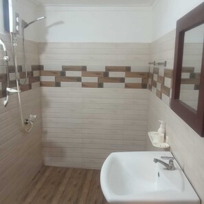 Chambre Double Deluxe, patio, vue lac | Salle de bain