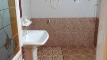 Articles de toilette gratuits, sèche-cheveux, serviettes fournies, savon