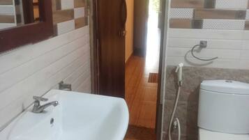 Chambre Double Deluxe, patio, vue lac | Salle de bain
