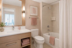 Ein Badezimmer mit Waschbecken, Toilette, Badewanne und Dusche.