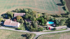 An aerial view of a rural property with multiple buildings, a swimming pool, and surrounding fields. - Country Gîte : Le Tournesol (Salles-sur-l'Hers)