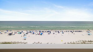 Une plage avec des parasols et des vacanciers.