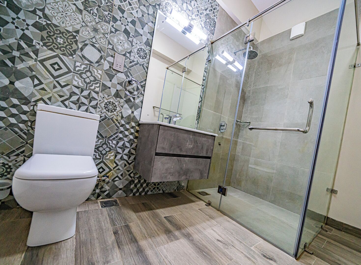 Apartemen Deluks | Kamar mandi | Perlengkapan mandi gratis, handuk, sabun, dan tisu toilet