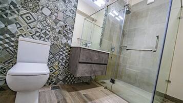 Apartemen Deluks | Kamar mandi | Perlengkapan mandi gratis, handuk, sabun, dan tisu toilet