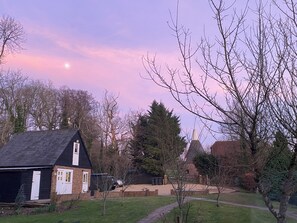 Ein Wohngebiet mit einem Haus, einer Kirche und blauem Himmel.
