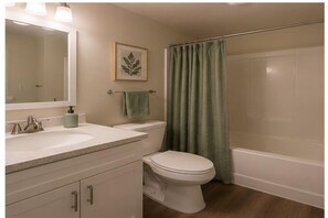 Standardzimmer | Badezimmer | Kostenlose Toilettenartikel, Haartrockner, Handtücher, Seife