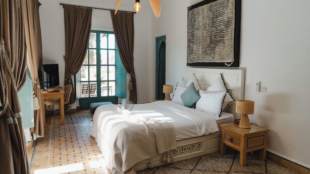A bedroom with a bed, bedside tables, a desk, and a window with curtains. - Villa-Riad with Private Pool in Marrakech, Akhdar 1 (Marrakech)