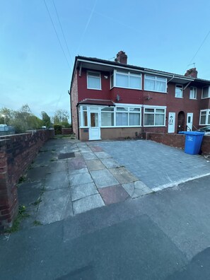 Exterior - Entire Home Next to Trafford Centre (Stretford)