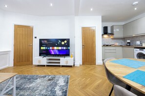 Dining - Entire Home Next to Trafford Centre (Stretford)