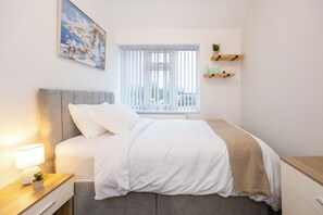 3 bedrooms, iron/ironing board, WiFi, bed sheets - Entire Home Next to Trafford Centre (Stretford)