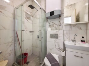 Bathroom - G6 - ARHONTISA Studios by SDR (Paralia)