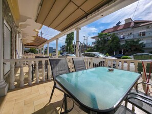 Outdoor dining - G6 - ARHONTISA Studios by SDR (Paralia)
