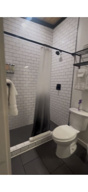 Dusche, Handtücher, Seife, Toilettenpapier