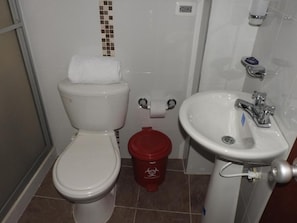 Standard Single Room | Bathroom | Shower, towels, toilet paper - Hotel Angasmayo (Ipiales)