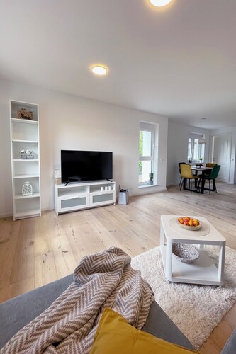Möbliertes, modernes Apartment mit Balkon