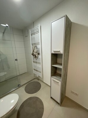 Dusche, Haartrockner, Handtücher, Seife