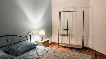 Appartement, patio | Fer et planche à repasser, accès au Wi-Fi (inclus)