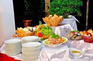 Outdoor dining - Ceylan Lodge (Anuradhapura)