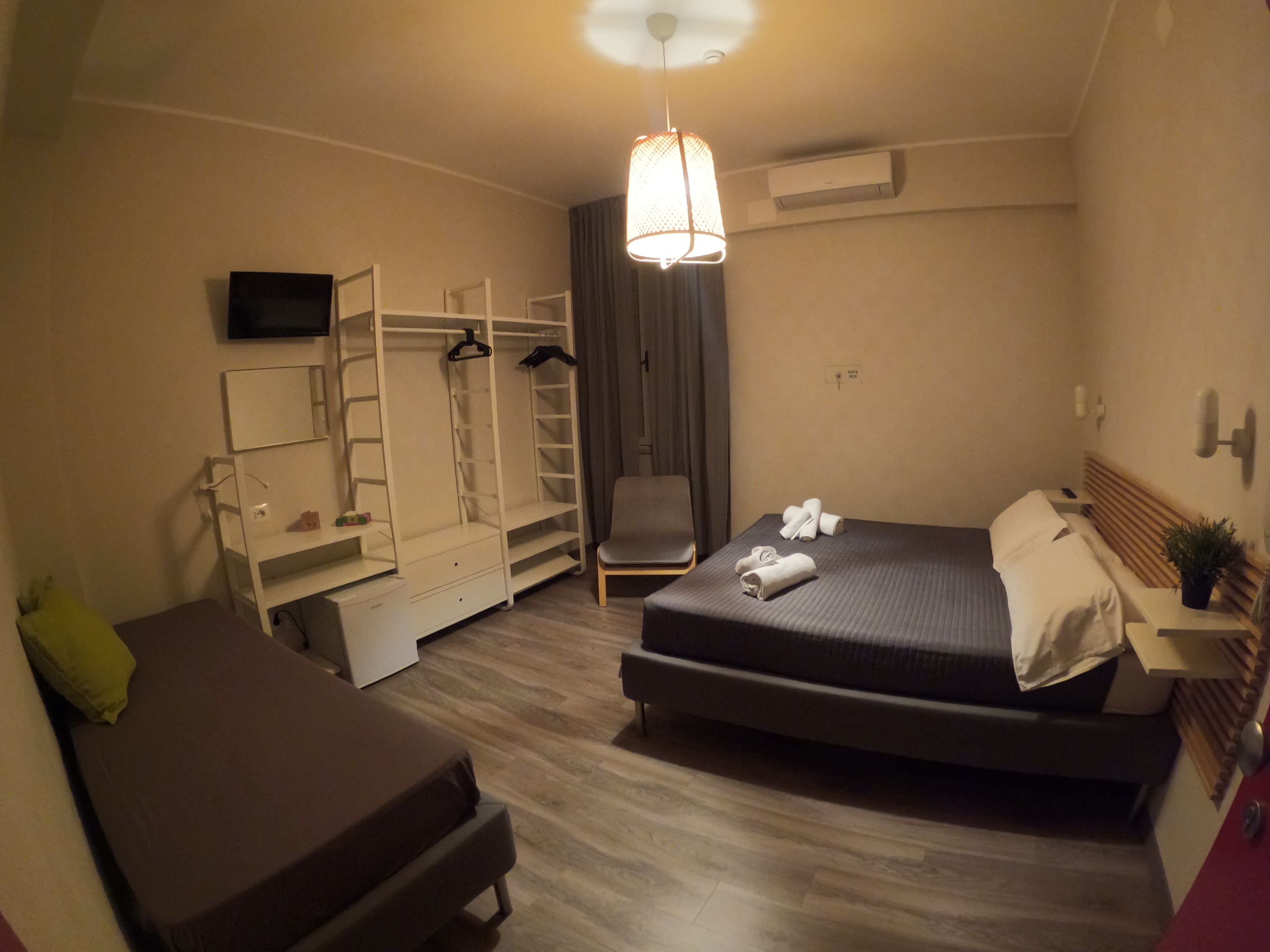 Habitación triple superior | Caja de seguridad en la habitación, wifi gratis y ropa de cama 