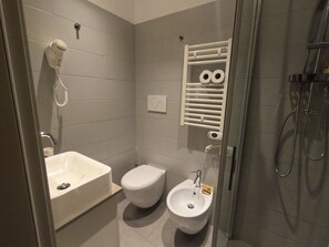 Habitación triple superior | Baño | Regadera, toallas, jabón, shampoo 