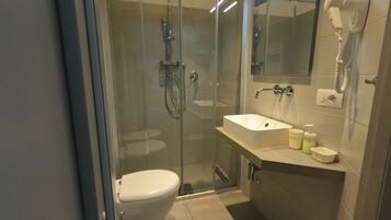 Chambre Supérieure | Salle de bain | Douche, serviettes fournies, savon, shampoing