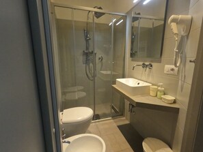 Superior Room | Bathroom | Shower, towels, soap, shampoo - T Hotel - Adults only - Pet Free Hotel (Rimini)