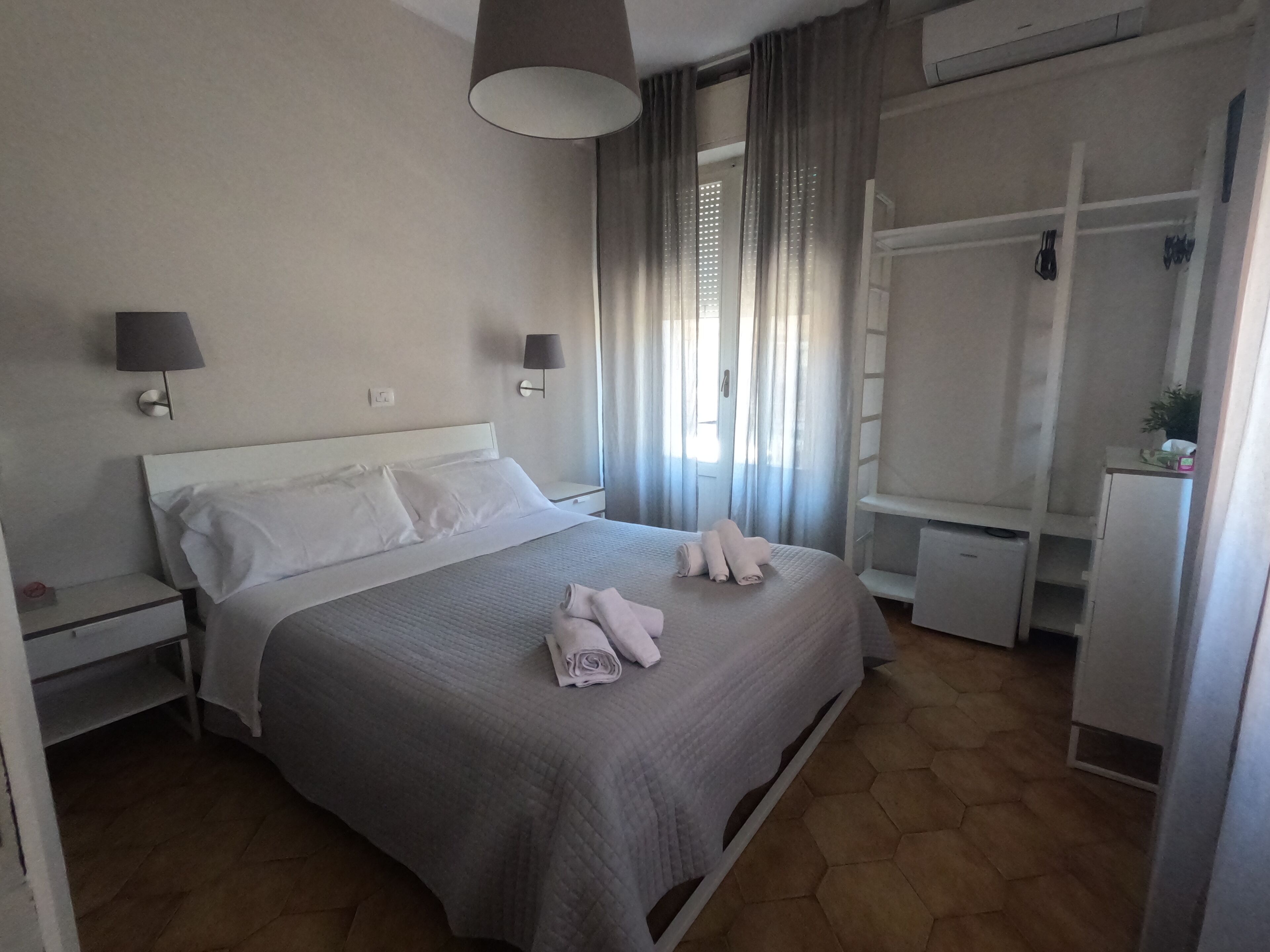 Coffres-forts dans les chambres, Wi-Fi gratuit, draps fournis
