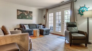 Ein Wohnzimmer mit einer Couch, einem Sessel und einem Couchtisch.