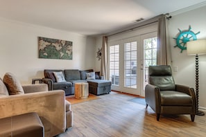 Ein Wohnzimmer mit einer Couch, einem Sessel und einem Couchtisch.