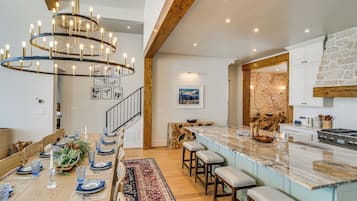House (5 Bedrooms) | Interior