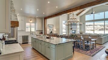 House (5 Bedrooms) | Interior
