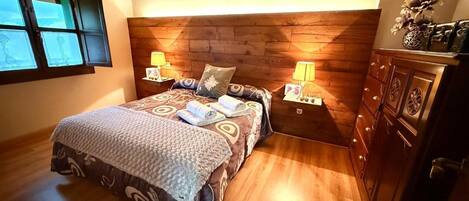 Iron/ironing board, bed sheets